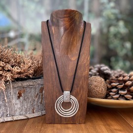 Große Damenhalskette mit Silbernem Spiralanhänger – Damen-Herren-Spiralanhänger und Schwarzer Wildlederkette – höhenverstellbar – Ideal als Geschenk – Große Silberne Spirale