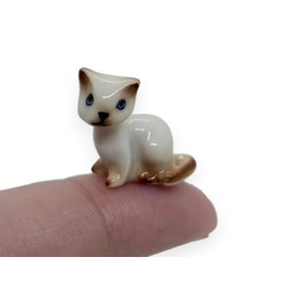 WitnyStore Tiny ¾ Inch White Brown Pointed Shorthair Cat Sitting Look Left Figurine - Miniature Hand Made Ceramic Cats Kitten Feline Animal Cute Porcelain Decorative Collectible Figurines Décor Gifts