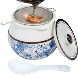 Caylielam 24oz Bacon Grease Saver with Handle and Strainer, Ceramic Kitchen Oil Disposal Container, Dust-proof Cooking Fat Storage Caddy Holder, Elegant White Can and Blue Pattern, Spoon Included
