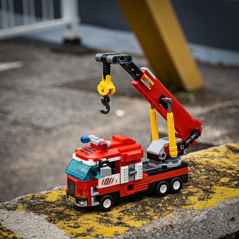 Block Builder Fire Truck Building Block Set (646 Pieces). Fire