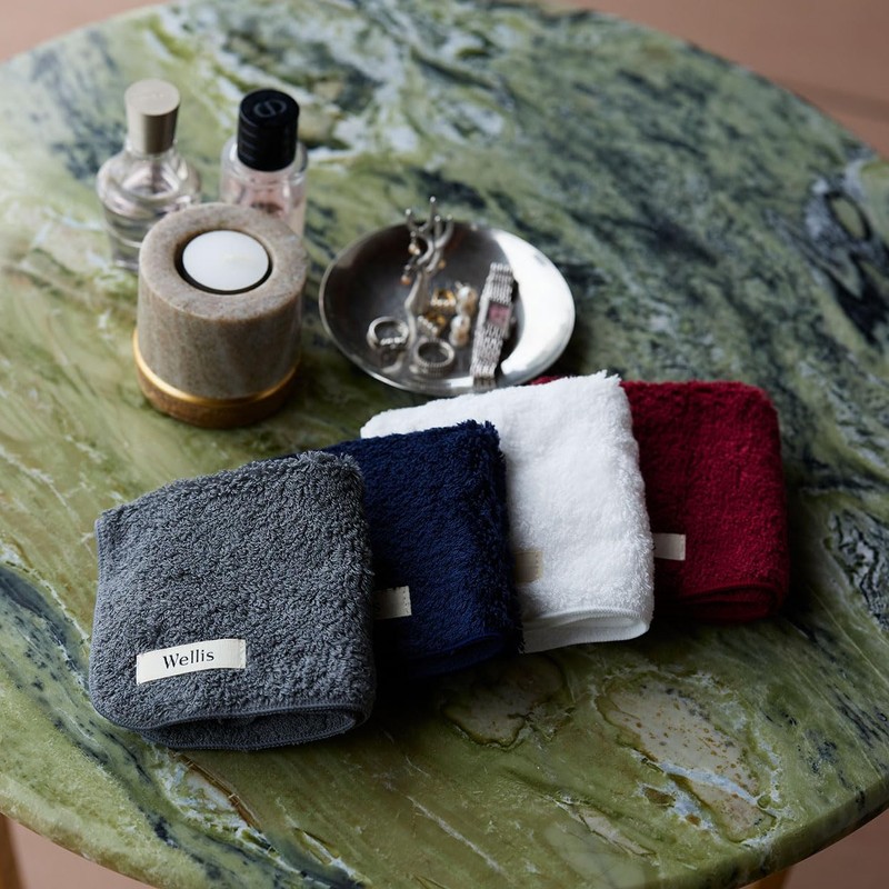 Wellis Sustainable Cotton Towel + D7l handkerchief 2-piece Gift Navy