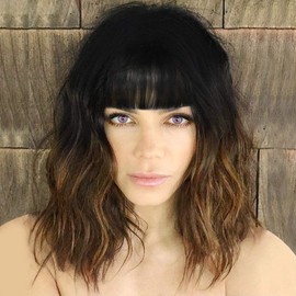 Nnzes Short Wavy Wig with Bangs for Women Shoulder Length Bob Curly Women's Charming Synthetic Wigs with Natural Wavy Black To Brown Heat Resistant Hair for Daily Party Use