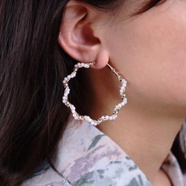 Yheakne Boho Pearl Circle Earrings Gold Twist Circle Dangle Earrings Pearl Twisted Hoop Earrings Geometric Circle Huggie Earrings Jewelry for Women