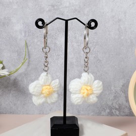 AOZUO 2pcs Daisy Keychains, Crochet Flower Keyring Handmade Weaving Daisy Floral Bag Charms for Women Girls Coin Purse Handbag Bags(White)