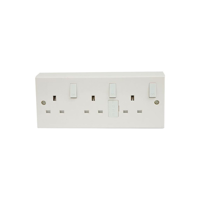 YOURSPARES 3 Gang Switched/Fused Mains Outlet, c/w Back box
