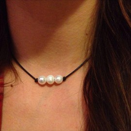 Xmsrn Vintage Black Suede Choker Necklace Pearl Pendant Necklace Boho Pearl Choker Necklace Short Black Leather Necklace Black Leather Choker Necklace for Women