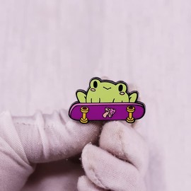 Cute Frog Skateboard Enamel Pin Green Frog Brooch Badge Cartoon Frog Lapel Pin Funny Animal Badge Pin Clothes Bag Hat Accessory Men Women Gifts