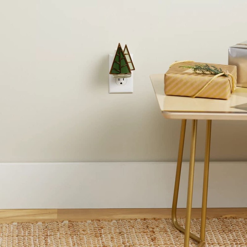 Yankee Candle Evergreens with Light Scent Plug Diffuser