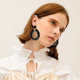 Chanaiqw Statement Raffia Tassel Earrings Boho Summer Beach Lightweight Straw Wicker Dangle Drop Earrings Rattan Fringe Jewelry for Women (Black)