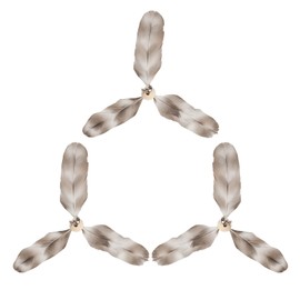 The FUKUMARU cat jarashi has a 90cm wire tip with bell feathers for indoor use, with simulated feathers at the end and the handle is made of wood and comes with a replacement feathers (replacement