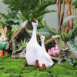 Voyyphixa White Goose Garden Statue Mother Duck and Ducklings Figurine Cute Animal Resin Sculptures for Lawn Patio Outdoor Yard Decor Table Living Room Bedroom Decoration (Small)