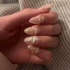 Uñas postizas medianas almendradas, color rosa nude con flores blancas
