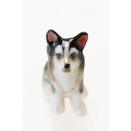 WitnyStore Siberian Husky Figurines - Collectible Animal Art - Miniature Hand Made and Painted Ceramic Table Decor Perfect for Gifts and Souvenirs 0.25" W x 1.5" L x 1.25" H
