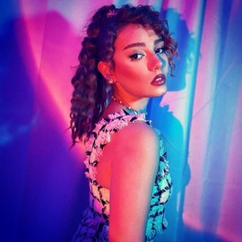 Balkwan Lámpara de puesta de sol con rotación de proyección, arco iris, luz LED romántica, luz roja con USB moderno soporte de piso para sala de estar y recámara (púrpura arcoiris)