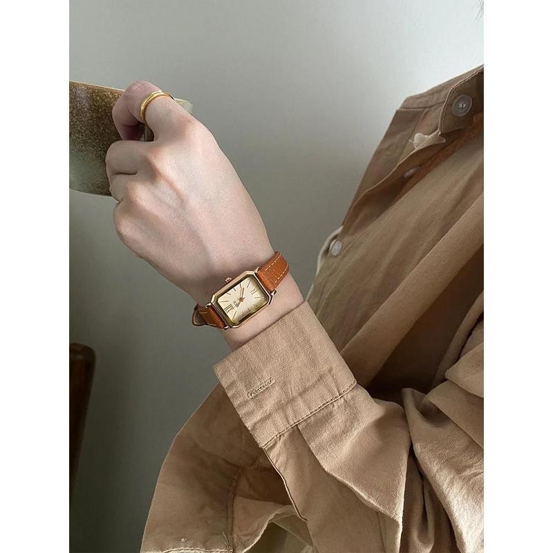 Classic Mocha - Color: Black White