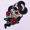 Parche bordado de rosa de serpiente y calavera para planchar