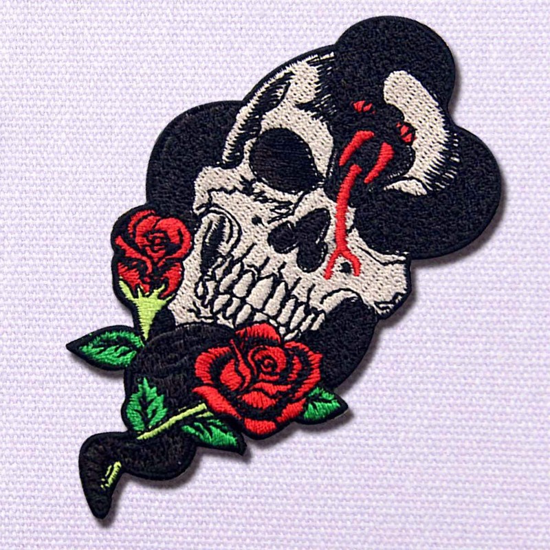 Parche bordado de rosa de serpiente y calavera para planchar