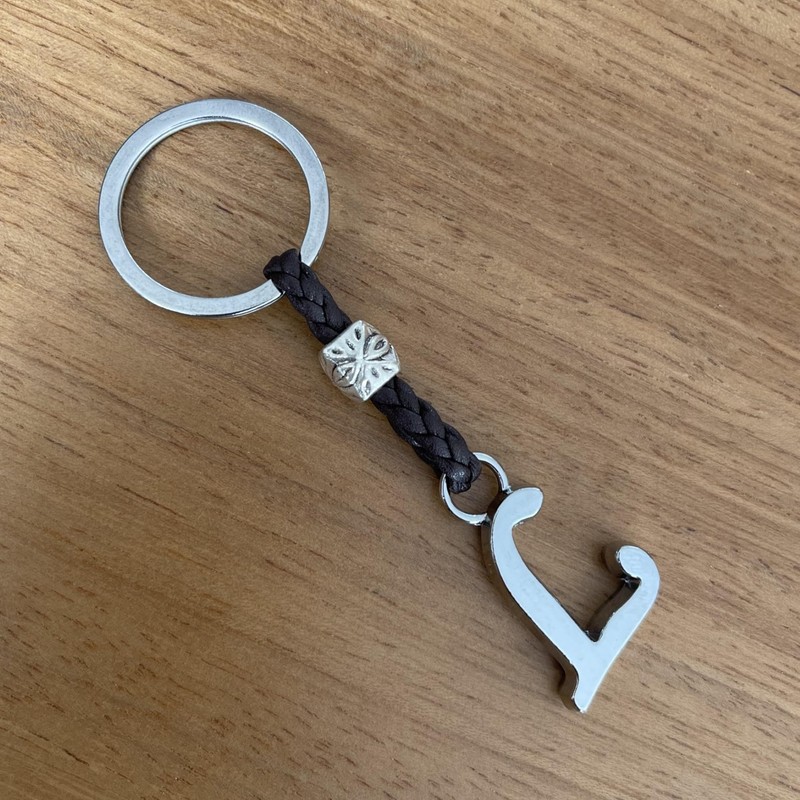 Personalisierter Leder-Schlüsselanhänger mit Initialen - Versilberte Zamak-Buchstaben und Perlen -