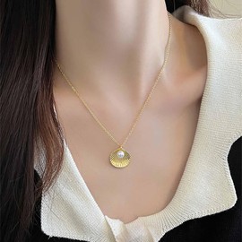 Xduargs Boho Sea Shell Choker Necklace Gold Scallop Seashell Necklace Choker Beach Pearl Shell Necklace Vintage Scallop Pendant Necklace Jewelry for Women and Girls