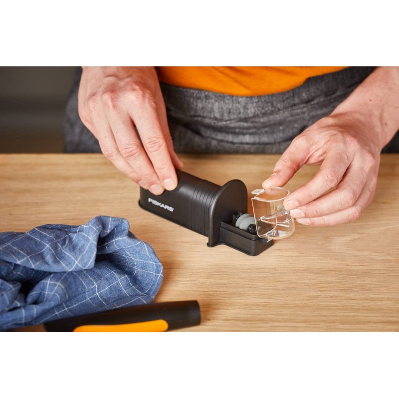 Fiskars Affilacoltelli Roll-Sharp con Mola in Ceramica, Essential, Plastica, Nero,