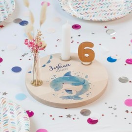 Nord-Kind¬Æ personalisierter Geburtstagsteller aus Holz mit Kerzen, Vase & Zahlen [20cm √ò]| Geburtstagsteller Holz | Geburtstagsteller personalisiert | Kerzenteller Geburtstag Kinder | Delfin 1
