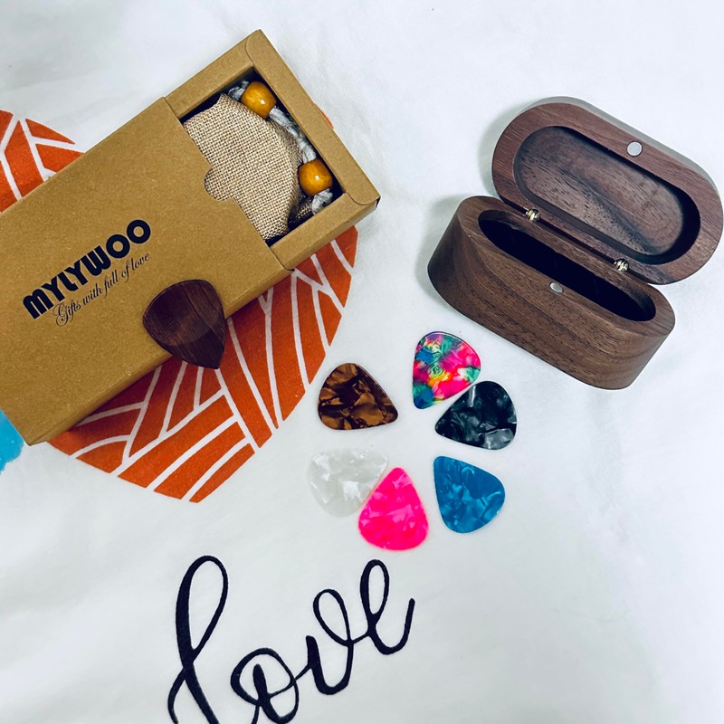 MYLYWOO Guitar Picks Holder with 7 Picks in 4 Thicknesses,
