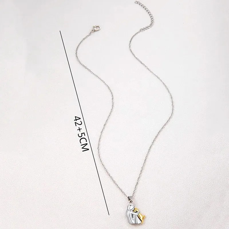 Collar Cadena Con Dije De Mujer Abrazando A Su Perrito