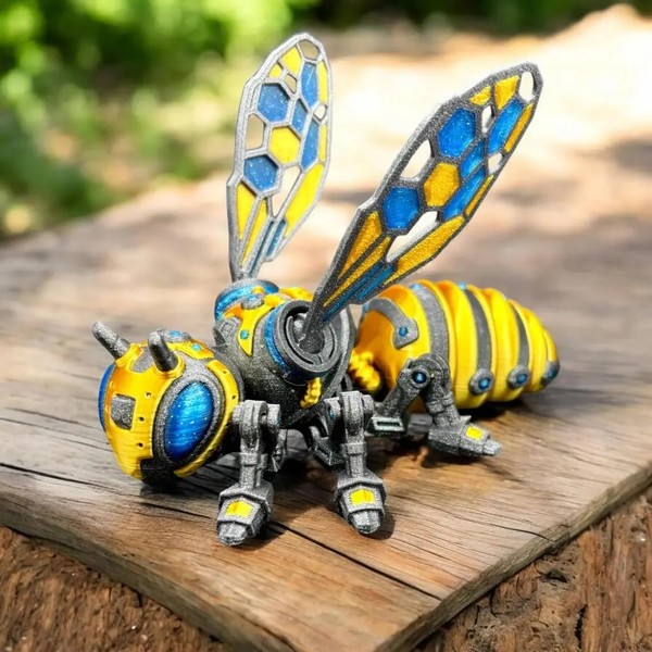 Articulated Cyber Bee Figurine – 3D Printed Stress Relief Desk
