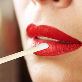 Pack of 100 Make-Up Lipstick Brushes Bamboo Handle Disposable Lip Brush with Lip Gloss Stick and Lipstick Applicator Makeup Tool for Lip Makeup