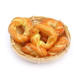 MyTinyWorld 5 Dolls House Miniature Pastry Rings In A Small Basket