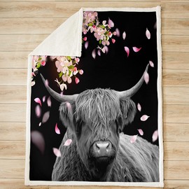 Loussiesd Highland Cow Fleece Throw Blanket Western Plush Blanket Cherry Blossoms Sherpa Blanket Pink Petals Wild Animal Portrait Fuzzy Blanket for Sofa Bed,Single 50x60 Inch