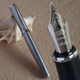 Pluma Estilográfica De Acero Inoxidable con Acabados en Negro Punto medio de 0.7mm, Bolígrafo Estilográfico de Alta Calidad. Incluye cartucho...      