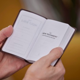 KJV Holy Bible: Pocket New Testament with Psalms and Proverbs, Brown Leatherflex, Red Letter, Comfort Print: King James Version