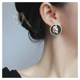 Inilbran Boho Disc Coin Earrings Gold Medallion Coin Stud Earrings Vintage Portrait Coin Disc Earrings Black Minimalist Coin Earrings Jewellery for Women and Girls