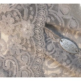 ShariRose Impresionantes diademas elásticas de encaje floral anchas en muchos hermosos colores hechos a mano, Oro blanco brillante., Talla única