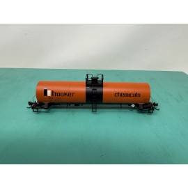 Atlas HO - 17,360 Gal Tank Car  - Missing Trucks No Package - Hooker Chemical