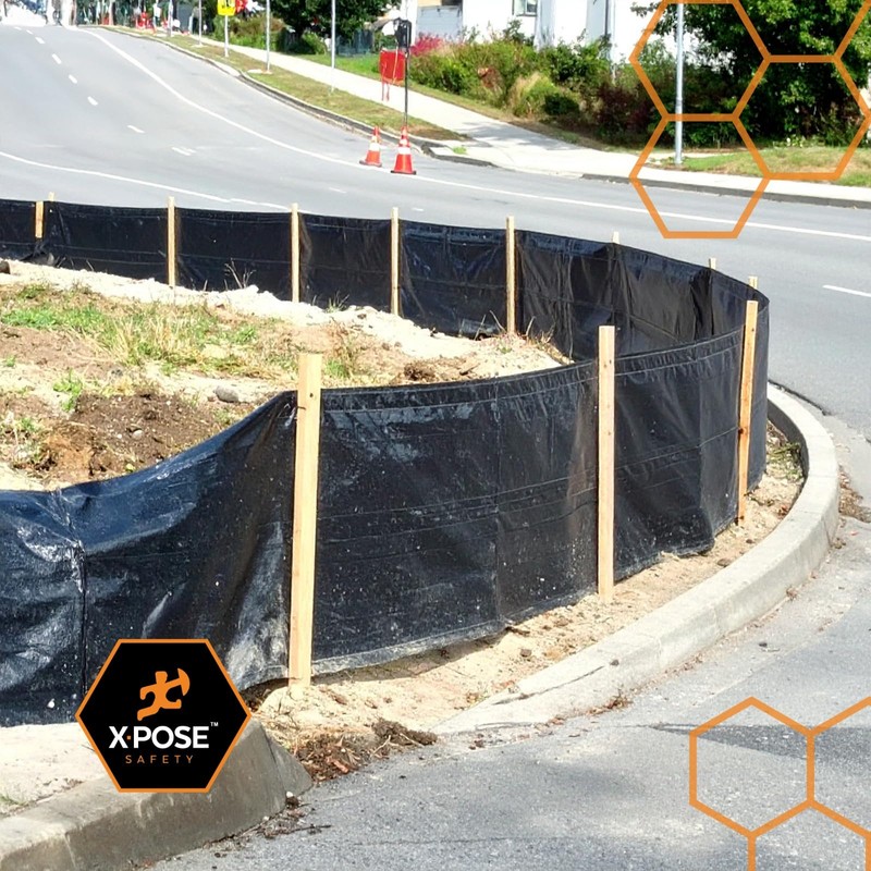 Xpose Safety Silt Fence 3' x 100' with 11 Stakes
