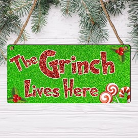 Festive Cheer Unleashed: Handcrafted Wooden Plaque - 19cm x 9cm, Ideal Christmas Decoration and Thoughtful Gift for the Holiday Season Christmas Festive Decor & Gift (Lives Here Green)