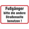 Sign "Pedestrian Bitte andere Straßenseite benutzen" (Pedestrian Bitte andere Straßenseite