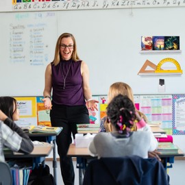 CUALFEC 4 Pcs Magnetic Book Shelf Reusable Acrylic Book Display Shelf with Strong Adsorption Capacity Magnetic Pen Holders for Teacher Kids Classroom Office