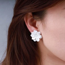 Jugielu Boho Acrylic Flower Earrings White Flower Stud Earrings Resin Flower White Earrings Flower Camellia Earrings White Flower petal Earrings Jewelry for Women