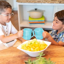 TalkTools Tapa de plástico empotrada con asas, resistente a la rotura, autoalimentación, última intervensión de BPA, 2 tapas, azul claro