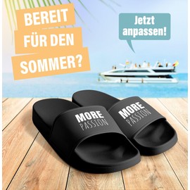 MoonWorks® Badelatschen Unisex mit Print More Passion More Energy für Männer Frauen | Lustige Meme-Schlappen für Alltag Gym Urlaub Schwarz-schwarz 38