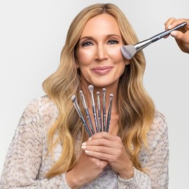 BK BEAUTY - ANGIE HOT & FLASHY A507 BROCHA ANGULAR PARA RUBOR – Para rubor, bronceador y contorno, brocha angular esponjosa para un acabado sin marcas