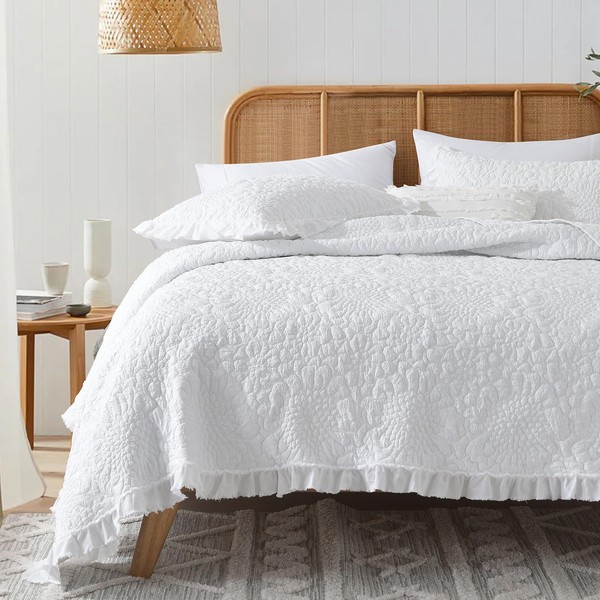 HORIMOTE HOME White Ruffled Quilt Twin Size, Stone-Washed Microfiber Lightweight