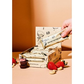 KoRo - Bio Nut Butter Cups Cashew-Strawberry 12 x 3 x 13 g - Knackige Schokolade - Fruchtig-nussige Füllung - Vegan
