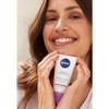NIVEA Beruhigende Tagespflege 24h Feuchtigkeit LSF 15, parfumfreie Gesichtscreme f√ºr