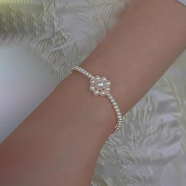 TseenYi Boho Pearl Bracelet White Pearl Flower Bracelet Gold Small Pearl Bead Strand Bracelet Vintage Pearl Floral Hand Bracelet Beaded Pearl Braccelet
