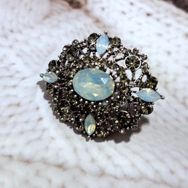 Antique Gold Tone Geometric Foliate Filigree Art Deco Blue Oval Shaped Brooch (Blue) (White)