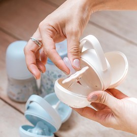 Suavinex, Portaciuccio per bebè, per trasportare 2 ciucci separati, con manico per appenderlo alla borsa, al passeggino, alla culla, scatola portaciuccio, custodia per ciucci, Wonder Coniglietti rosa